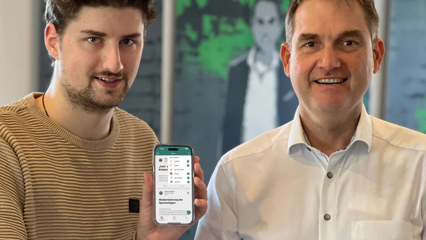 Leon Quacken (links) und Dr. Oliver Grün mit GRÜN ClubHero, der App für Sportvereine.