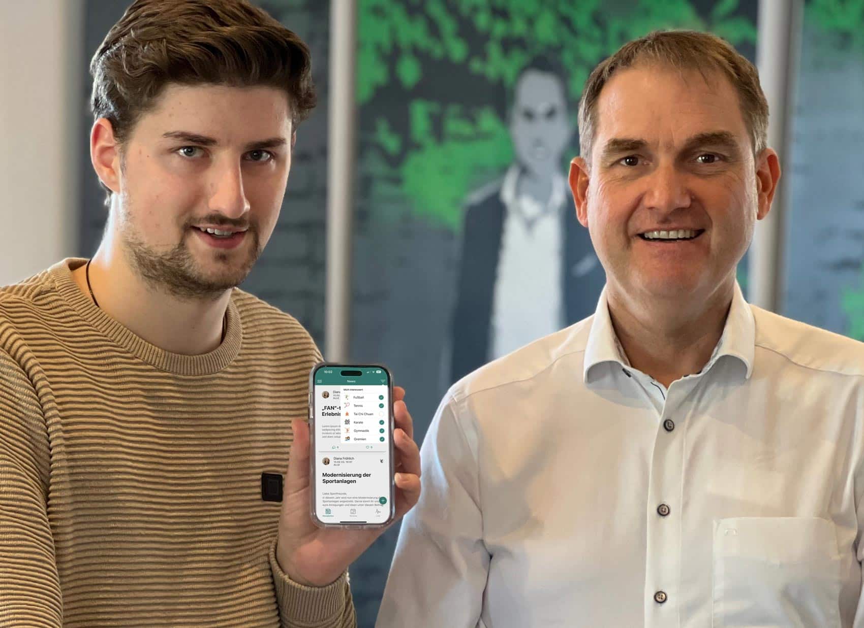 Leon Quacken (links) und Dr. Oliver Grün mit GRÜN ClubHero, der App für Sportvereine.