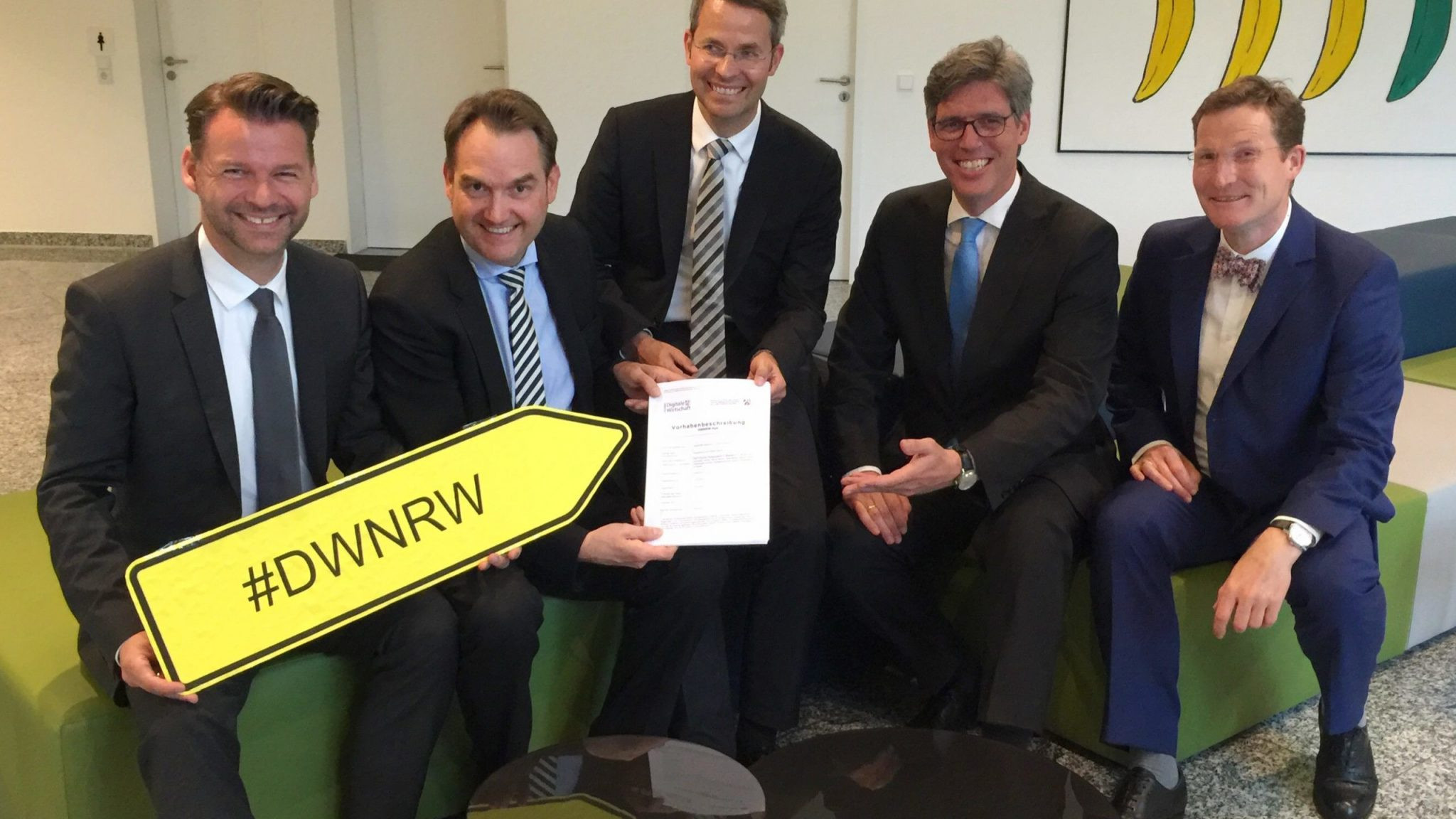 Die Initiatoren von „Aachen digitalisiert!“ überreichen im Innovation-Center der GRÜN Software AG symbolisch den Antrag an Prof. Dr. Tobias Kollmann, Digitalbeauftragter des Landes NRW (ganz links, dann v.l.n.r. Dr. Oliver Grün, Vorstand und CEO der GRÜN Software AG, Prof. Dr. Malte Brettel, RWTH Aachen, Marcel Philipp, Oberbürgermeister der Stadt Aachen, Michael F. Bayer, IHK Aachen)