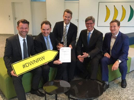The initiators of “Aachen digitized!” Present in the innovation center of GRÜN Software AG symbolically presented the application to Prof. Dr. Tobias Kollmann, Digital Officer of the State of North Rhine-Westphalia (far left, then from left to right) Dr. Oliver Grün, Board Member and CEO of GRÜN Software AG, Prof. Dr. Malte Brettel, RWTH Aachen, Marcel Philipp, Lord Mayor of Aachen, Michael F. Bayer, IHK Aachen)