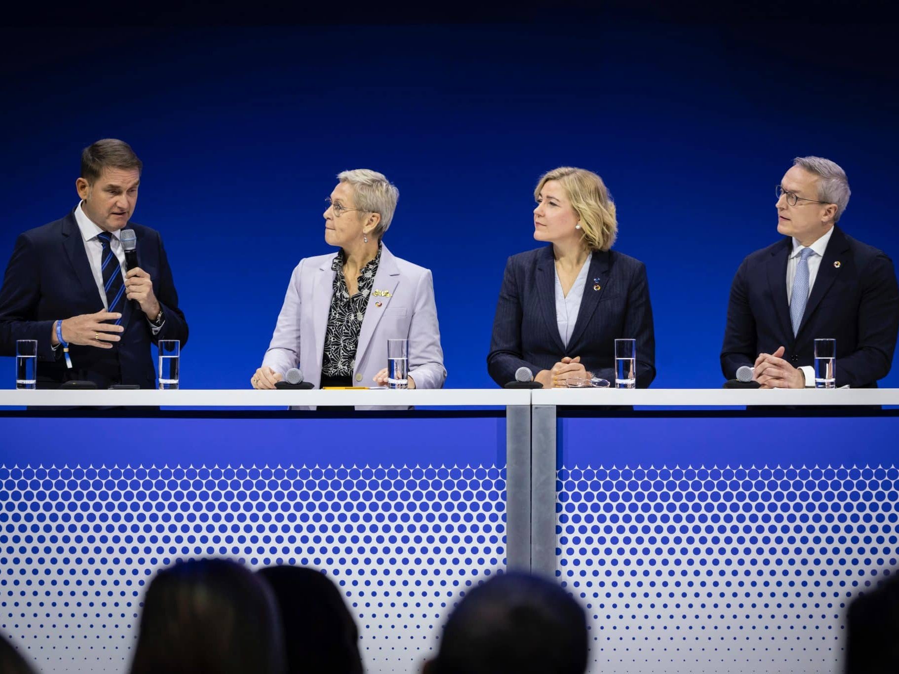 Dr. Oliver Grün, Anne Le Hénanff, Henna Virkkunen und Dr. Karsten Wildberger (v.l.n.r.) auf dem Panel zum Digitalen Omnibus (©BMDS / bundesfoto / Christina Czybik)