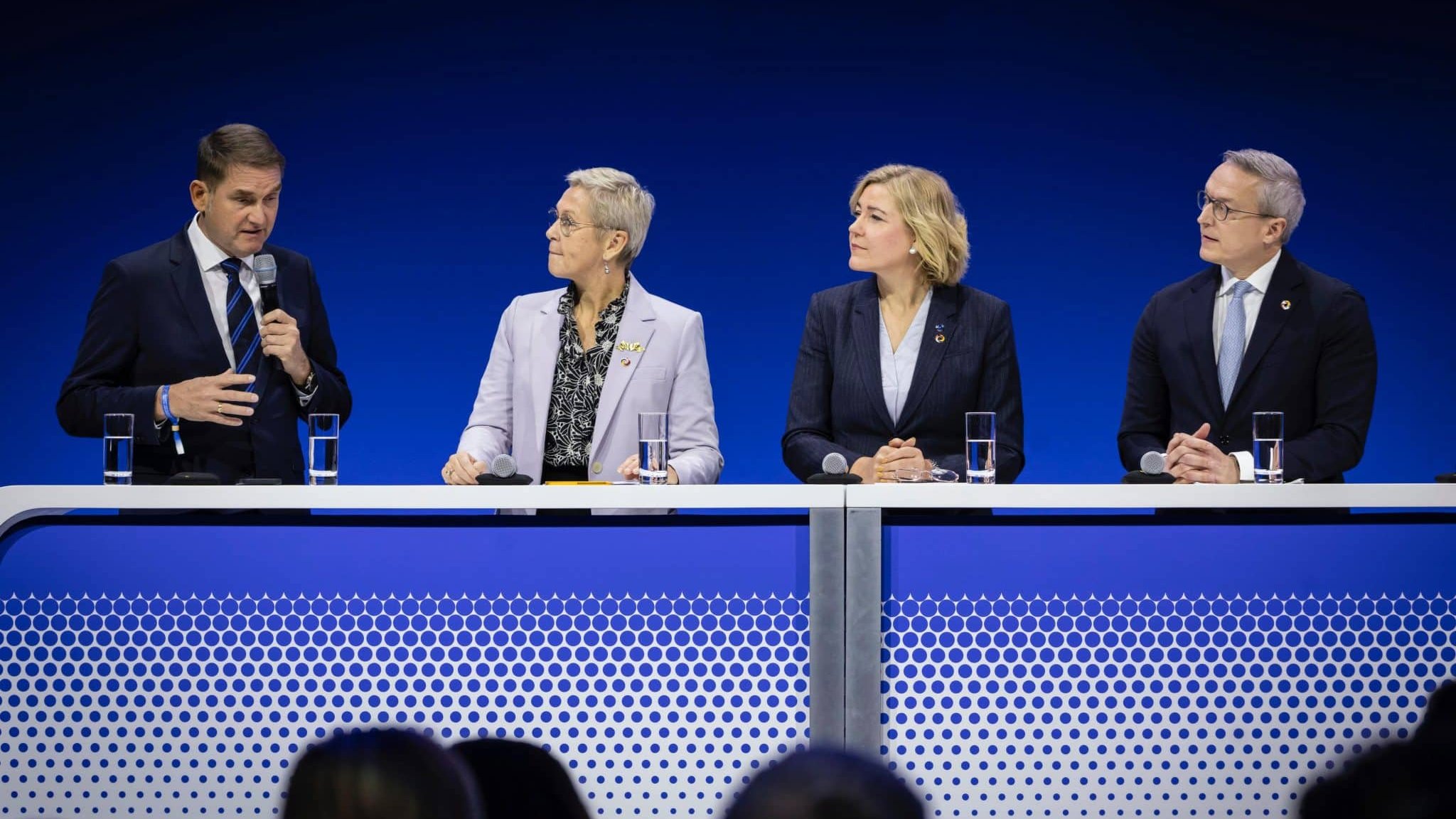 Dr. Oliver Grün, Anne Le Hénanff, Henna Virkkunen und Dr. Karsten Wildberger (v.l.n.r.) auf dem Panel zum Digitalen Omnibus (©BMDS / bundesfoto / Christina Czybik)