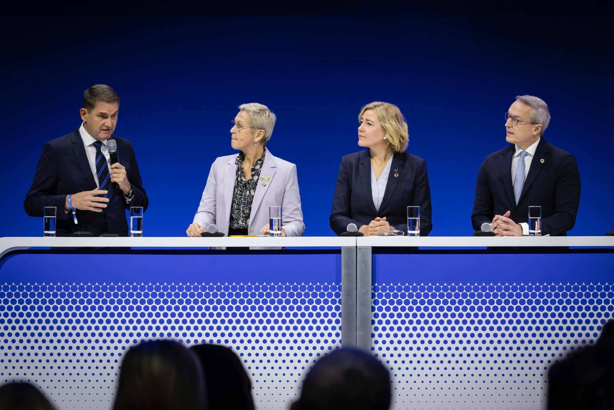 Dr. Oliver Grün, Anne Le Hénanff, Henna Virkkunen und Dr. Karsten Wildberger (v.l.n.r.) auf dem Panel zum Digitalen Omnibus (©BMDS / bundesfoto / Christina Czybik)