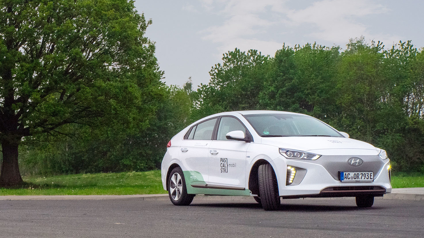 In der Aachener Pascalstraße stehen in den kommenden Monaten mehrere Elektroautos zur Verfügung, die alle Mitarbeiter der GRÜN Software AG über eine App für Privat- und Dienstfahren buchen können.