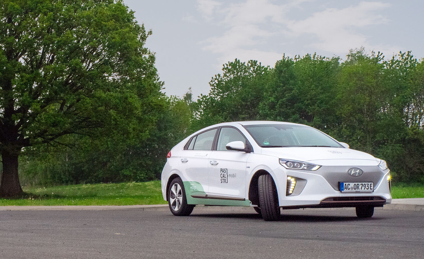 In der Aachener Pascalstraße stehen in den kommenden Monaten mehrere Elektroautos zur Verfügung, die alle Mitarbeiter der GRÜN Software AG über eine App für Privat- und Dienstfahren buchen können.