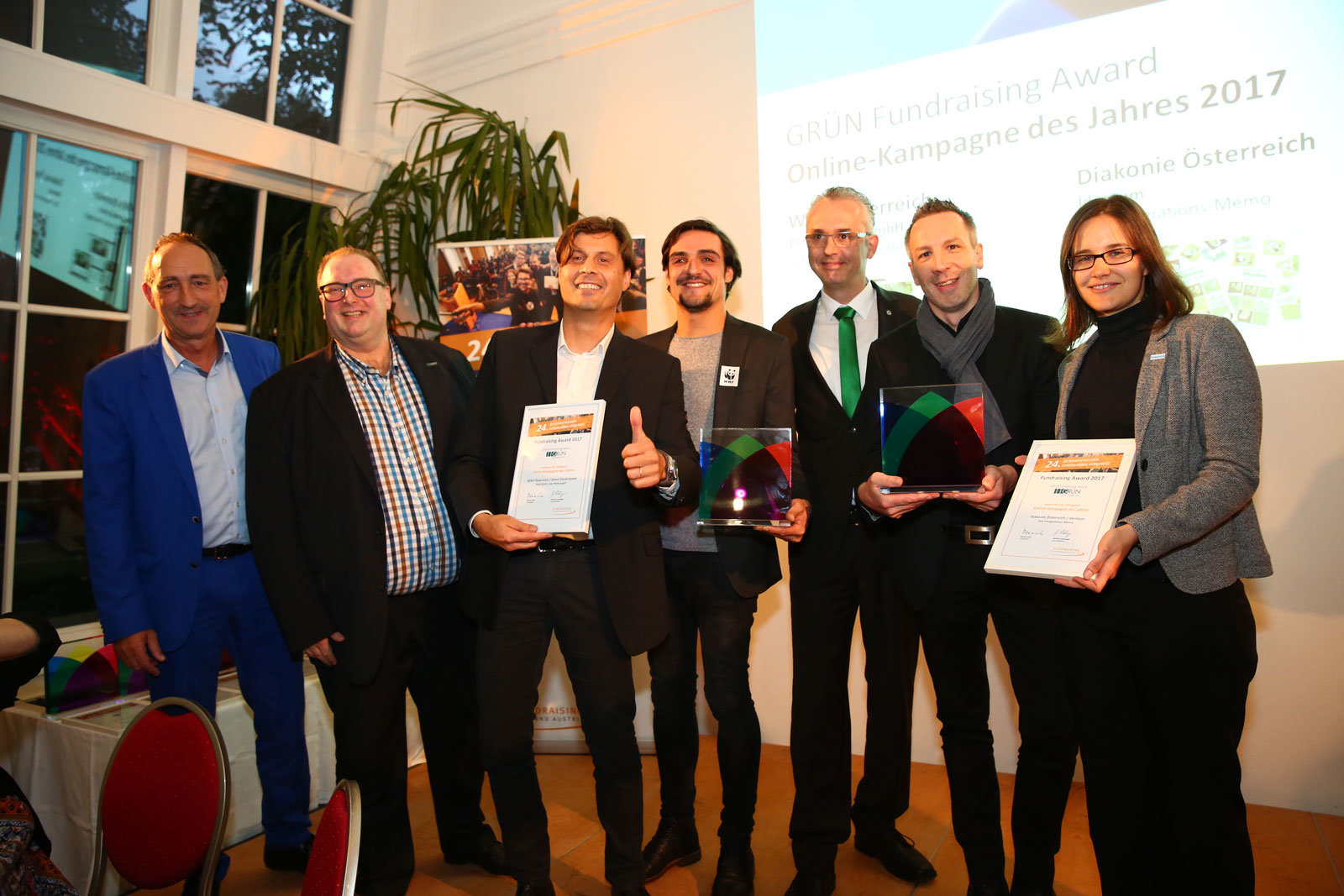 Ralph Backes (2.v.l.) und Joachim Sina (3.v.r.) übergaben die GRÜN Fundraising Awards an die glücklichen Gewinner.