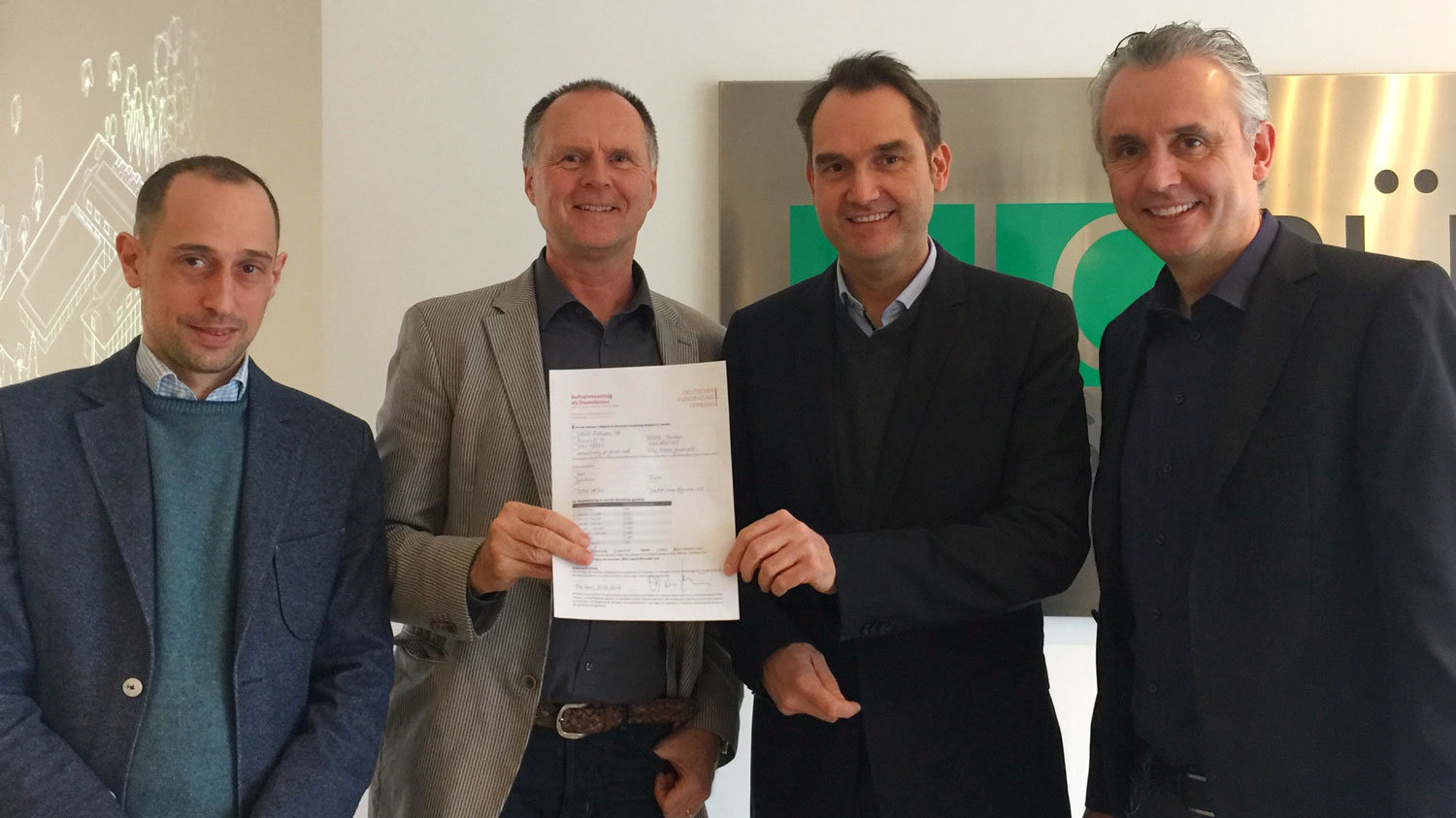 v.l.n.r. Patrick Heincker, Geschäftsführer giftGRÜN, Arne Peper, Geschäftsführer Deutscher Fundraisingverband, Dr. Oliver Grün, Vorstand GRÜN Software AG und Joachim Sina, Head of Fundraising GRÜN Unternehmensgruppe, bei der Übergabe des Mitgliedsantrags.