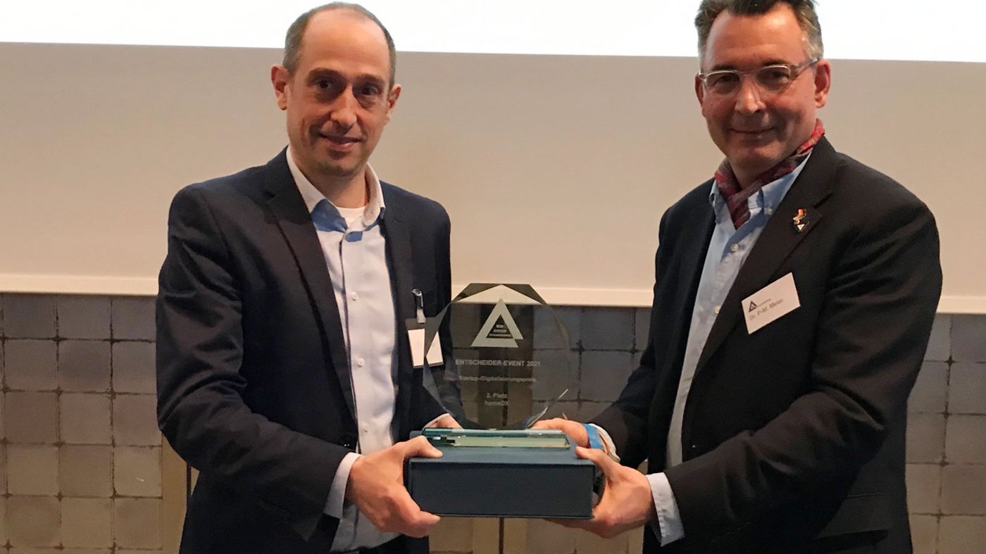 Dr. Pierre-Michael Meier (rechts), Geschäftsführer der ENTSCHEIDERFABRIK, übergibt den „StartUp und Digitalisierungspreis“ an Patrick Heinker (links), CEO bei giftGRÜN.