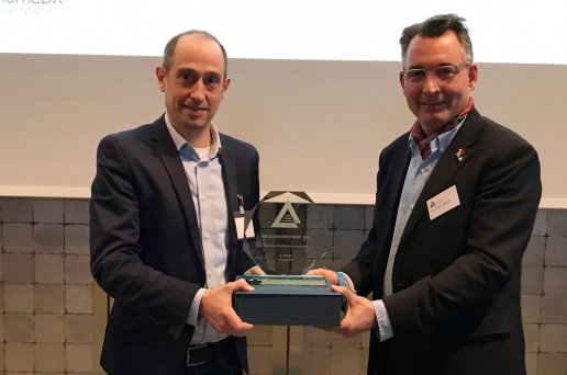 dr Pierre-Michael Meier (right), Managing Director of ENTSCHEIDERFABRIK, hands over the "StartUp and Digitization Prize" to Patrick Heinker (left), CEO giftGRÜN.