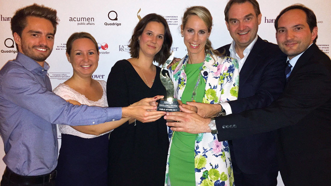giftGRÜN und die dbb Jugend NRW freuen sich über den Gewinn des Excellence Award 2017 mit dbb NRW-Jugend Geschäftsführer Markus Klügel (ganz rechts) und giftGRÜN Mit-Geschäftsführer Dr. Oliver Grün (2.von rechts).