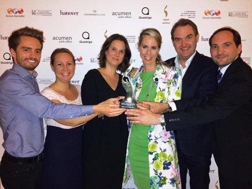 giftGRÜN and dbb Jugend NRW are happy to have won the Excellence Award 2017 with dbb NRW-Jugend Managing Director Markus Klügel (far right) and giftGRÜN Co-managing director Dr. Oliver Grün (2nd from the right).