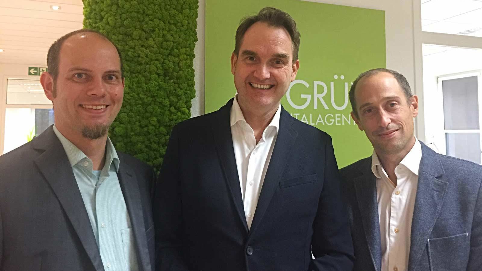 Bastian Haustein (links), der neue CTO der giftGRÜN GmbH, mit den beiden Geschäftsführern der Digitalagentur Patrick Heinker (rechts) und Dr. Oliver Grün (Mitte).