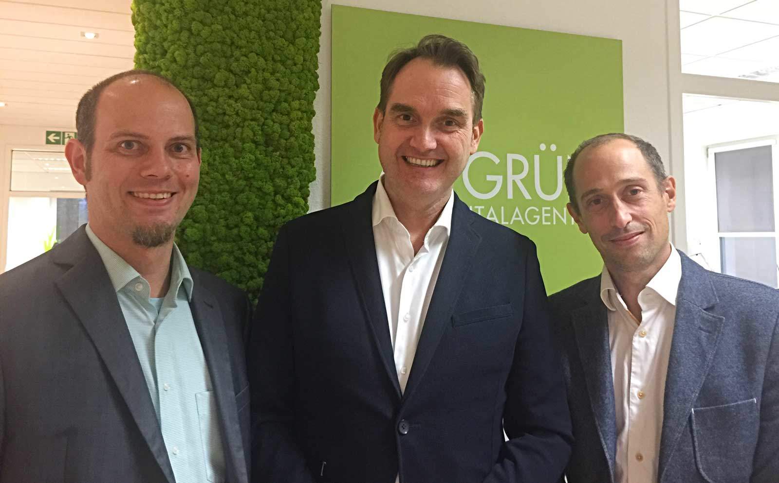 Bastian Haustein (left), the new CTO of giftGRÜN GmbH, with the two managing directors of the digital agency Patrick Heinker (right) and Dr. Oliver Grün (Center).