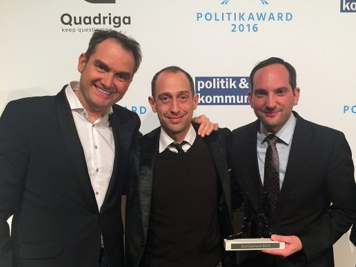 Happy about winning the Political Award 2016: from left to right Dr. Oliver Grün, Board Member and CEO of GRÜN Software AG, Patrick Heinker, Creative Director consider giftGRÜN and Markus Klügel from dbb Jugend NRW.