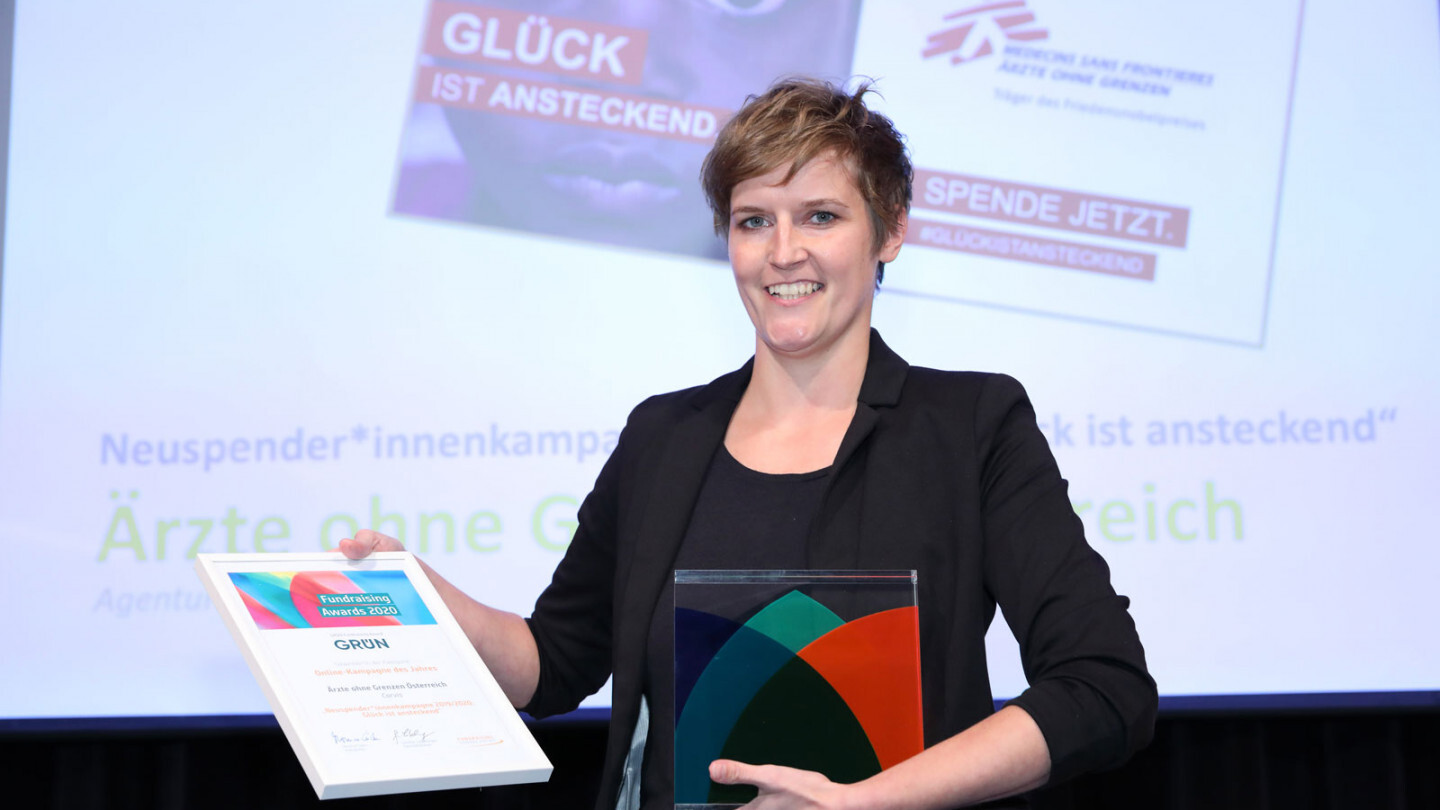 Andrea Buhl-Aigner, Leitung Digital Communications Unit bei Ärzte ohne Grenzen Österreich, mit der Urkunde und dem Pokal des GRÜN Fundraising Awards
