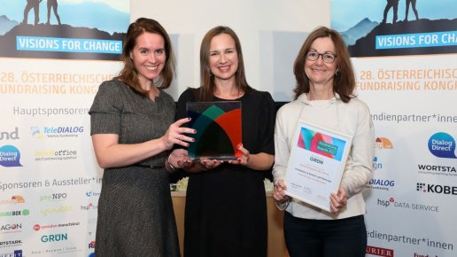 Vlnr: Friederike Hofmann (Geschäftsführerin GRÜN alpha GmbH), Eva Pell (Digital Art Director & Storyteller bei Greenpeace Österreich), Susanne Winter (stv. Geschäftsführerin Greenpeace CEE) mit dem Pokal und der Urkunde des GRÜN Fundraising Awards