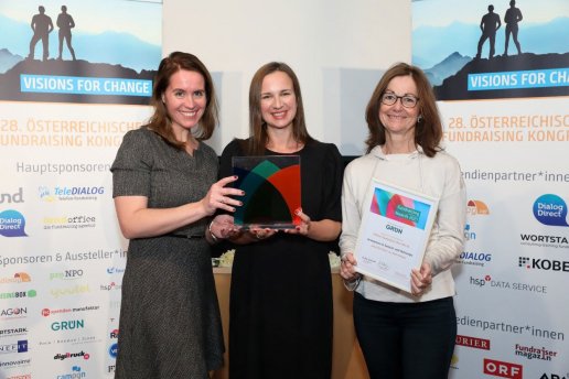From left to right: Friederike Hofmann (Managing Director GRÜN alpha GmbH), Eva Pell (Digital Art Director & Storyteller at Greenpeace Austria), Susanne Winter (Deputy Managing Director Greenpeace CEE) with the trophy and the certificate of GRÜN Fundraising Awards