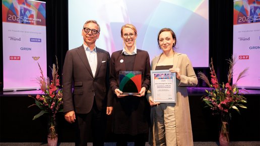 Martin Vierkötter überreicht den GRÜN Fundraising Award 2025 an neunerhaus