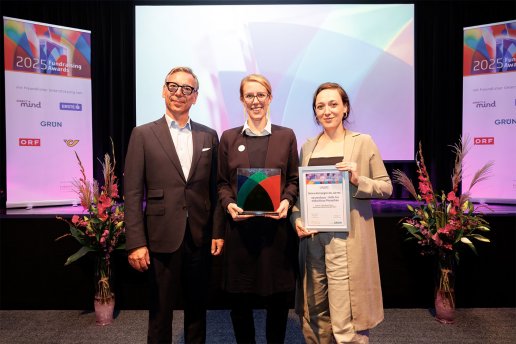 Martin Vierkötter überreicht den GRÜN Fundraising Award 2025 an neunerhaus