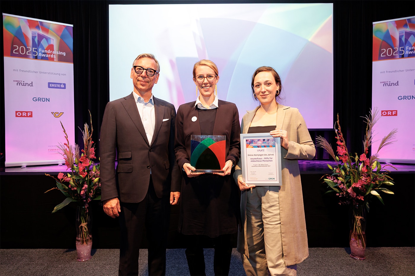 Martin Vierkötter überreicht den GRÜN Fundraising Award 2025 an neunerhaus