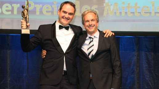 Dr. Oliver Grün, Gründer, Vorstand und CEO der GRÜN Software AG, und COO Dirk Hönscheid mit der Preisträgerstatue des „Großen Preis des Mittelstandes“. Quelle: Oskar-Patzelt-Stiftung