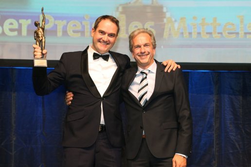 Dr. Oliver Grün, Founder, board member and CEO of GRÜN Software AG, and COO Dirk Hönscheid with the statue of the winner of the “Grand Prize for SMEs”. Source: Oskar Patzelt Foundation