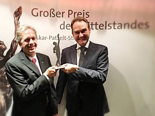 Dirk Hönscheid (left) and Oliver Grün (right) with the winners statue as finalists of the “Grand Prize for Medium-Sized Enterprises”.