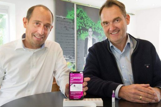 Presenting the HomeDX telemedicine app: Patrick Heinker (left), managing director of the digital agency Giftgrün, and Oliver Grün, founder and CEO of GRÜN Software Group. Photo: Heike Lachmann