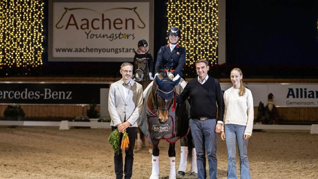 Der Siegerin Isla Sully gratulieren ALRV-Aufsichtsratsmitglied Dr. Thomas Förl sowie Dr. Oliver Grün, CEO der GRÜN Software Group, mit seiner Tochter Julia (v.l.n.r.).