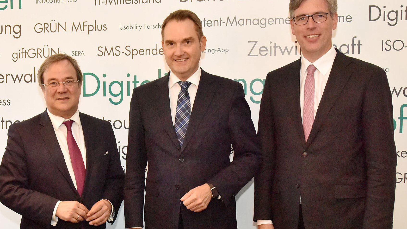 Ministerpräsident Armin Laschet, BITMi-Präsident und Vorstand der GRÜN Software AG Dr. Oliver Grün und Aachens Oberbürgermeister Marcel Philipp (v. l.). Foto: Andreas Herrmann