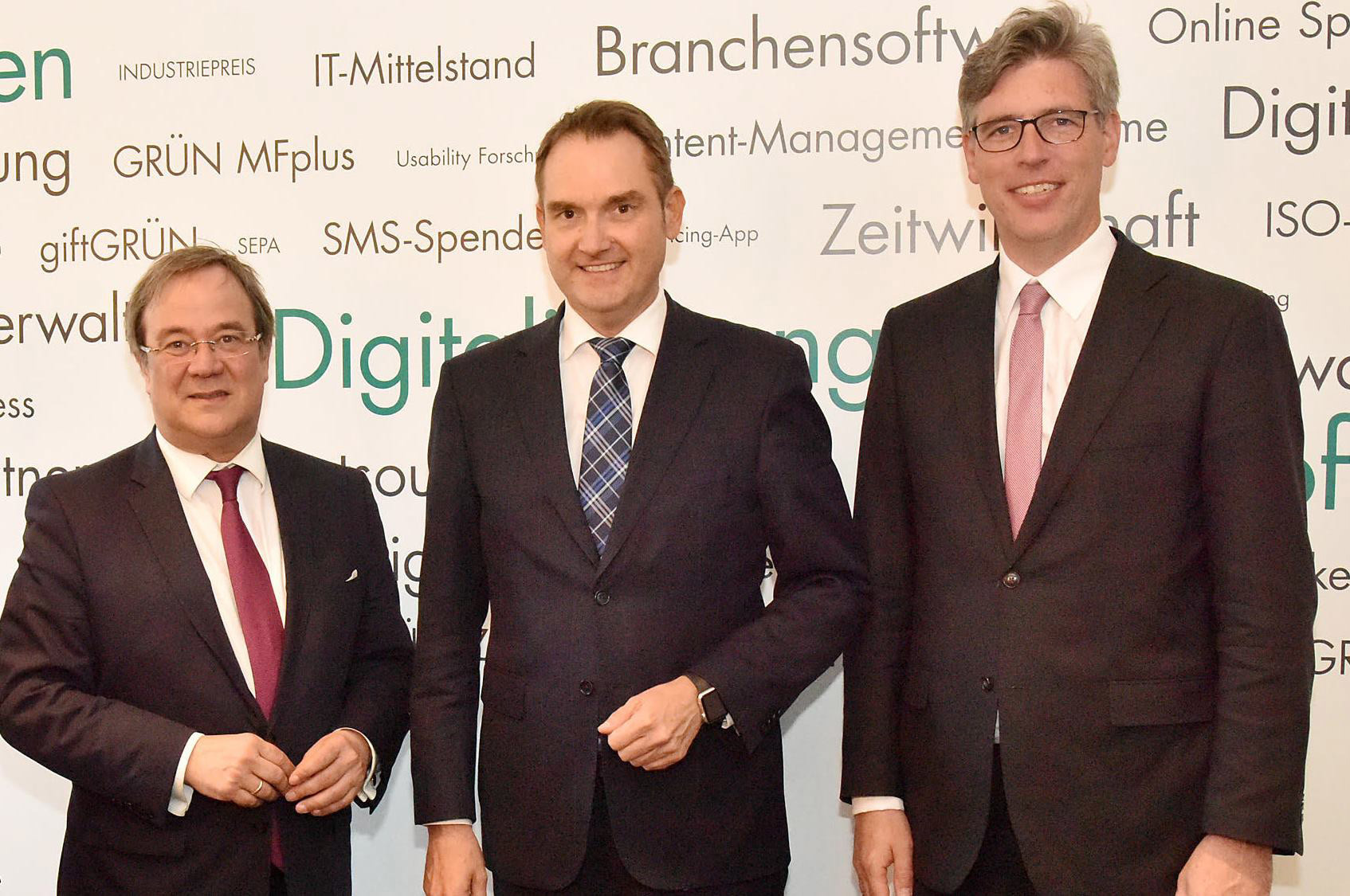 Ministerpräsident Armin Laschet, BITMi-Präsident und Vorstand der GRÜN Software AG Dr. Oliver Grün und Aachens Oberbürgermeister Marcel Philipp (v. l.). Foto: Andreas Herrmann