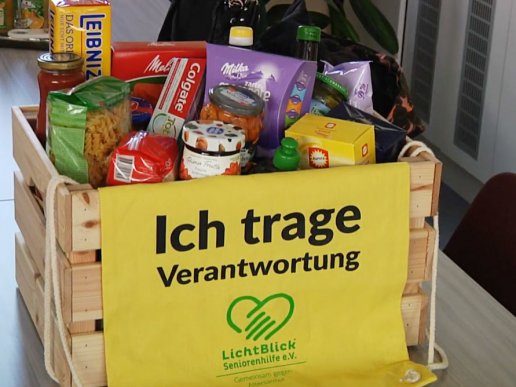 LichtBlick Seniorenhilfe eV supports older people in need when shopping for important food or medication.