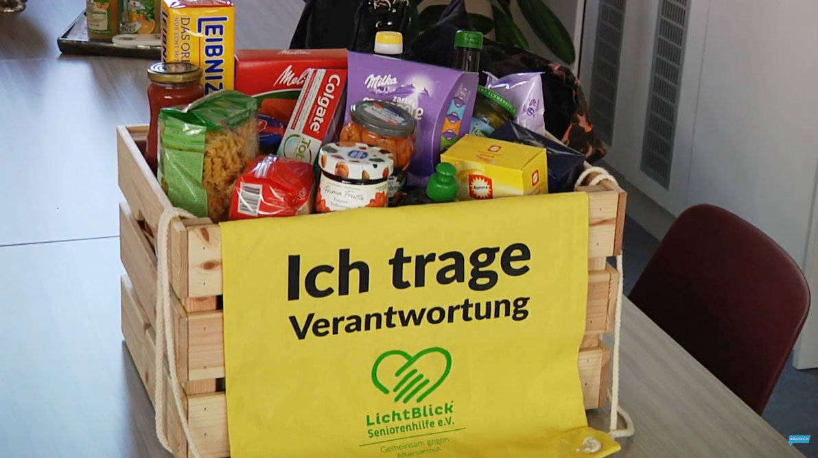 LichtBlick Seniorenhilfe eV supports older people in need when shopping for important food or medication.