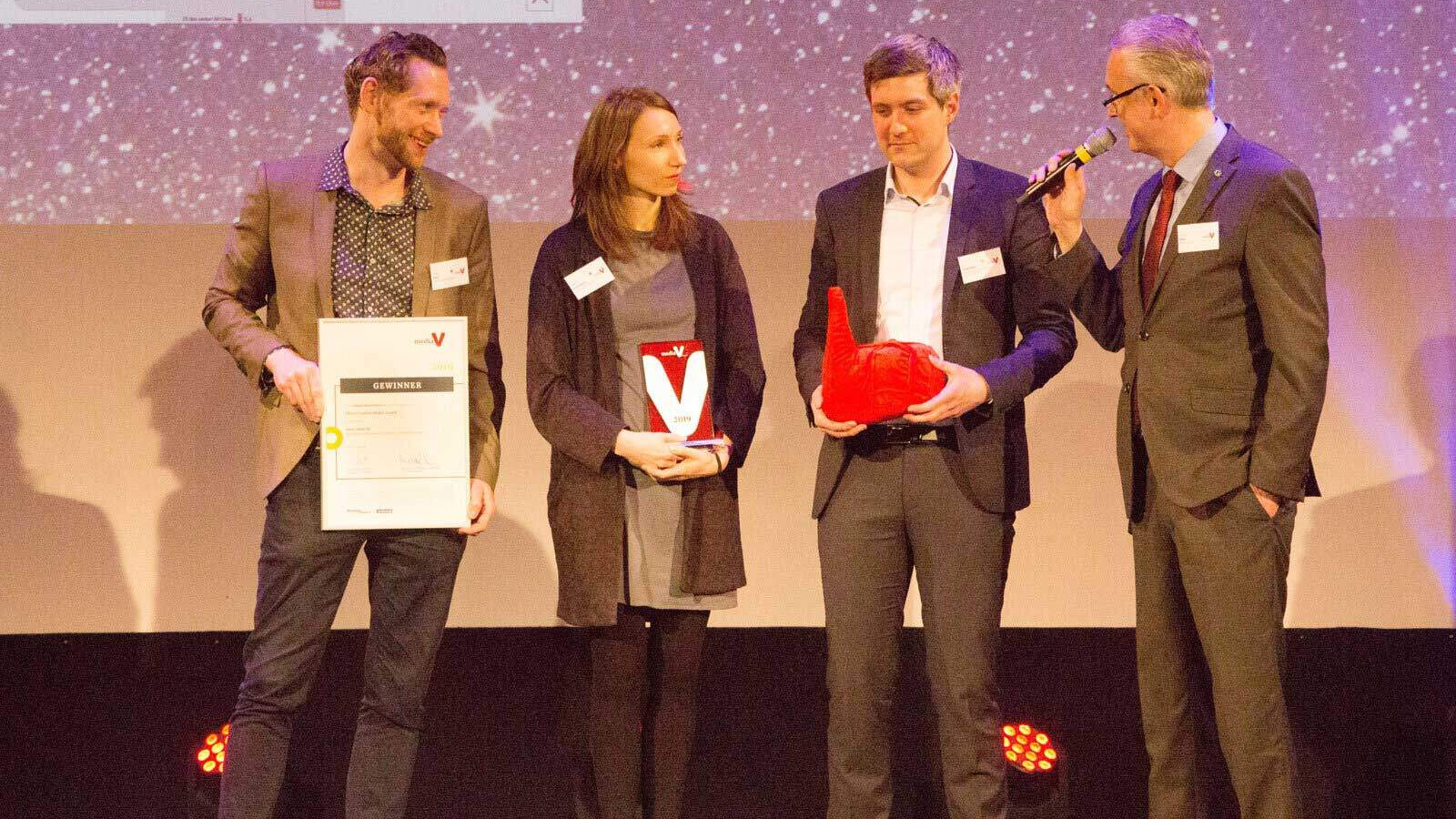 Joachim Sina (GRÜN Software AG) bei der Preisübergabe mit den Preisträgern aus der Kategorie Beste Website: Ory Laserstein (Bundesverband der Energie- und Wasserwirtschaft e.V., Nadja Gehrmann (UHURA media GmbH) und Philipp Paul (UHURA Media GmbH) (vrnl.).