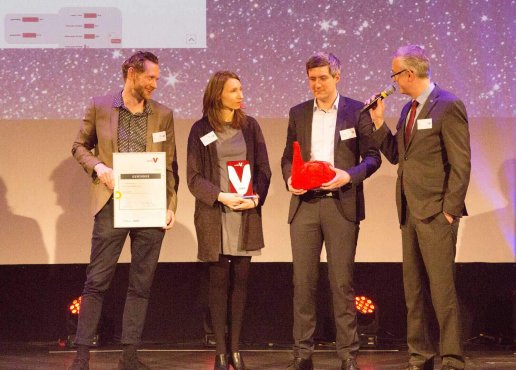 Joachim Zina (GRÜN Software AG) at the award ceremony with the winners from the Best Website category: Ory Laserstein (Federal Association of Energy and Water Management eV, Nadja Gehrmann (UHURA media GmbH) and Philipp Paul (UHURA Media GmbH) (from left to right).