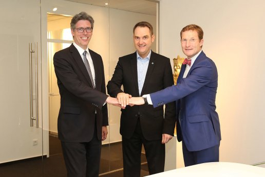 Aachens Oberbürgermeister Marcel Philipp (links) und Michael F. Bayer, Hauptgeschäftsführer der IHK Aachen (rechts) gratulieren Dr. Oliver Grün (Mitte) zur Eröffnung des neuen GRÜN Headquarters.