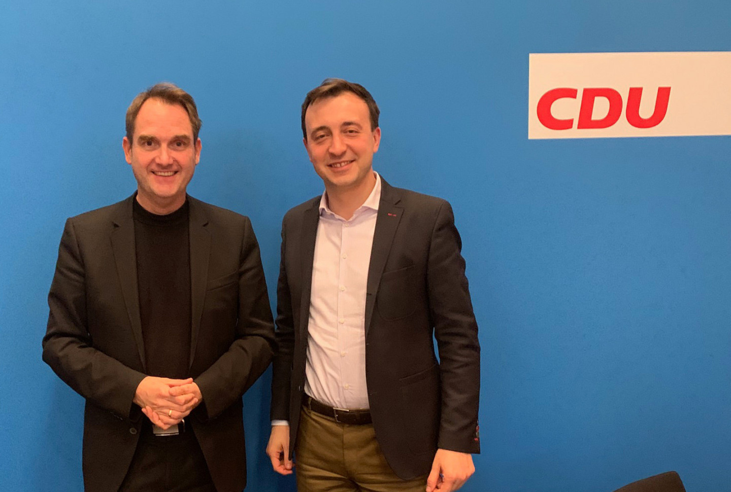 CDU Generalsekretär Paul Ziemiak (rechts) und GRÜN CEO Dr. Oliver Grün (links) bei einer Besprechung zum VEWA-Softwareprojekt in Berlin.