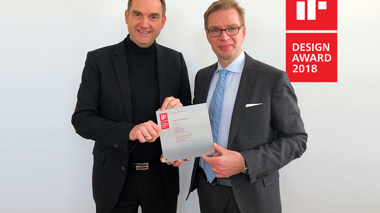 Dr. Oliver Grün (links), CEO der GRÜN Software AG und Reiner Holznagel, Präsident des Bundes der Steuerzahler Deutschland e. V., mit dem iF Design Award 2018.