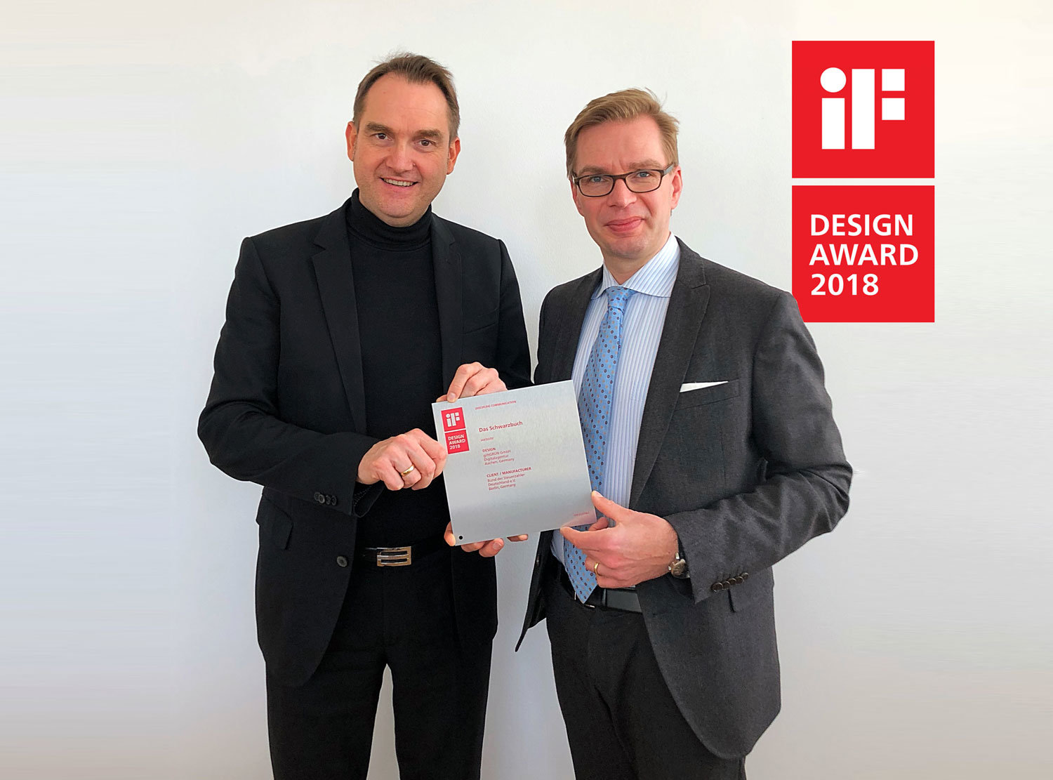 Dr. Oliver Grün (links), CEO der GRÜN Software AG und Reiner Holznagel, Präsident des Bundes der Steuerzahler Deutschland e. V., mit dem iF Design Award 2018.
