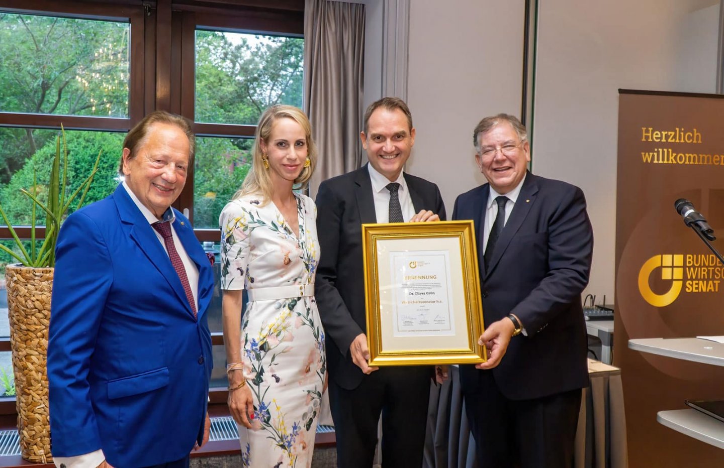 Foto (v.r.n.l.) Christoph Ahlhaus, Oliver Grün, Kathrin Grün, Hans-Josef Döllgen