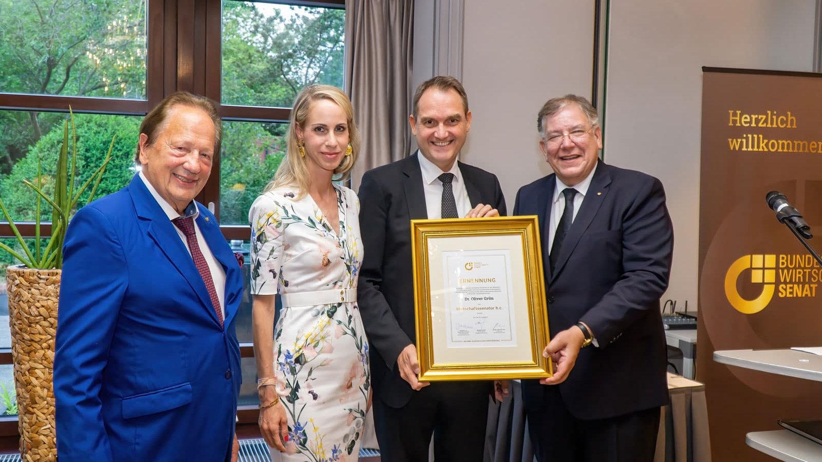 Foto (v.r.n.l.) Christoph Ahlhaus, Oliver Grün, Kathrin Grün, Hans-Josef Döllgen