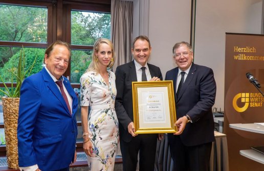 Foto (v.r.n.l.) Christoph Ahlhaus, Oliver Grün, Kathrin Grün, Hans-Josef Döllgen