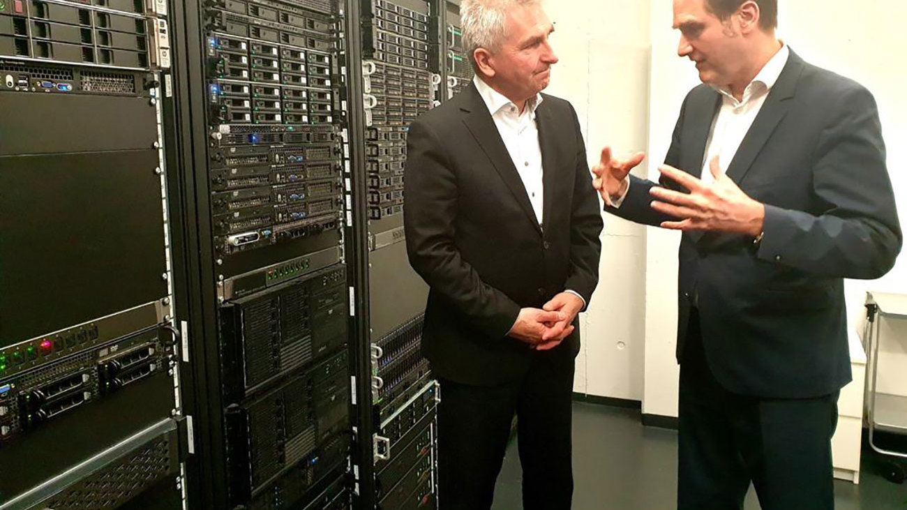 NRW-Minister Pinkwart (links) im Rechenzentrum der GRÜN Software AG mit Dr. Oliver Grün.