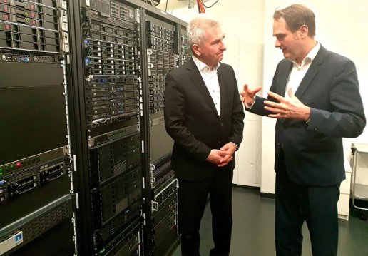 NRW Minister Pinkwart (left) in the data center of GRÜN Software AG with Dr. Oliver Grün.