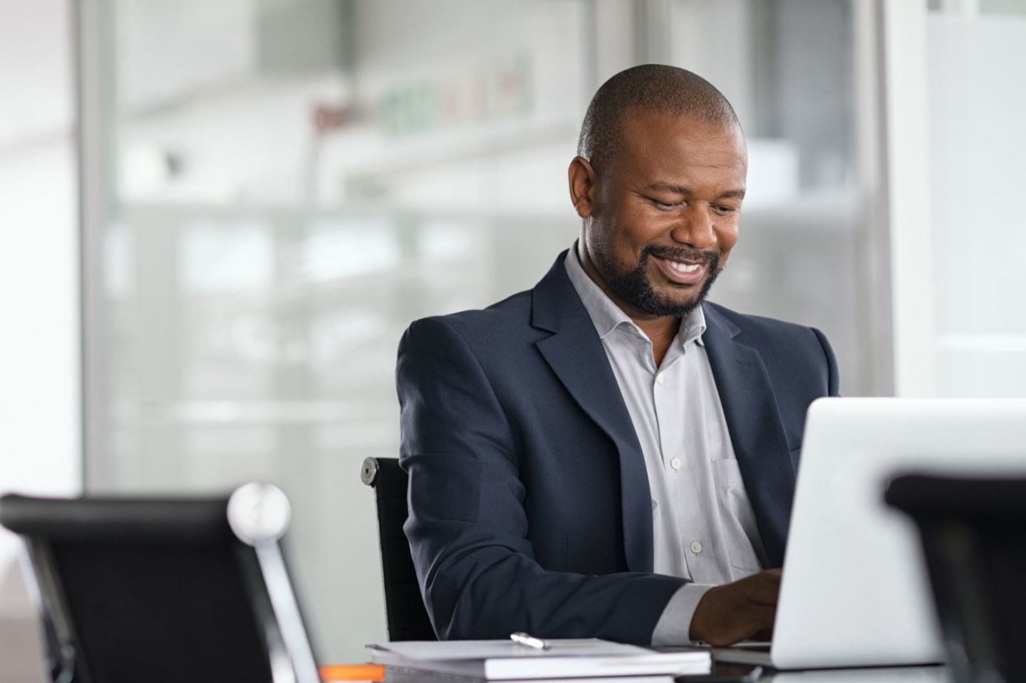 Benutzer arbeitet mit SAP Branchensoftware GRÜN MFplus