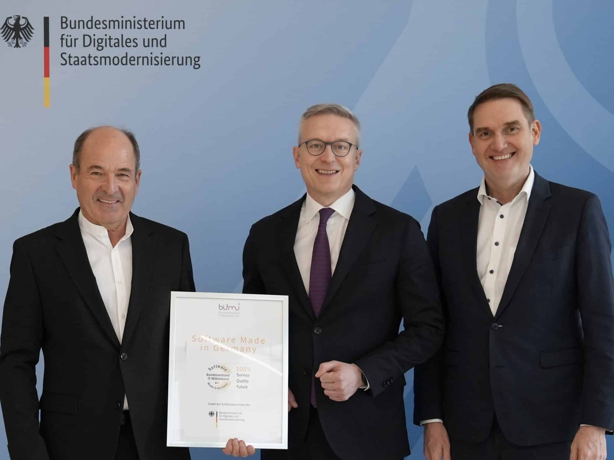 Dr. Oliver Grün, Präsident des BITMi und CEO der GRÜN Software Group, Bundesdigitalminister Dr. Karsten Wildberger und BITMi-Vizepräsident Martin Hubschneider (v. r. n. l.) bei der Übergabe der Schirmherrschaft (© BMDS)