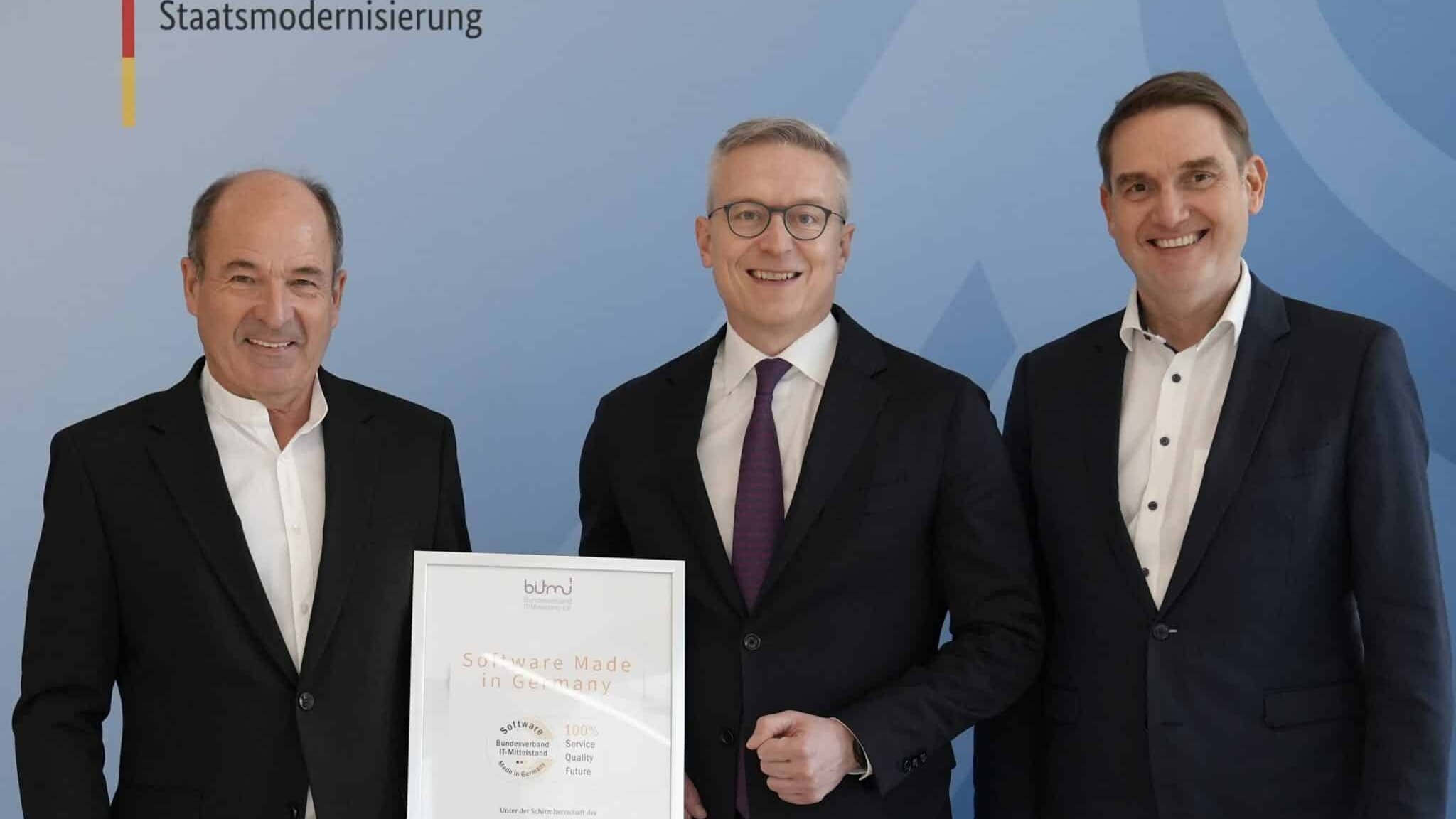 Dr. Oliver Grün, Präsident des BITMi und CEO der GRÜN Software Group, Bundesdigitalminister Dr. Karsten Wildberger und BITMi-Vizepräsident Martin Hubschneider (v. r. n. l.) bei der Übergabe der Schirmherrschaft (© BMDS)