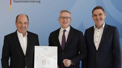 Dr. Oliver Grün, Präsident des BITMi und CEO der GRÜN Software Group, Bundesdigitalminister Dr. Karsten Wildberger und BITMi-Vizepräsident Martin Hubschneider (v. r. n. l.) bei der Übergabe der Schirmherrschaft (© BMDS)