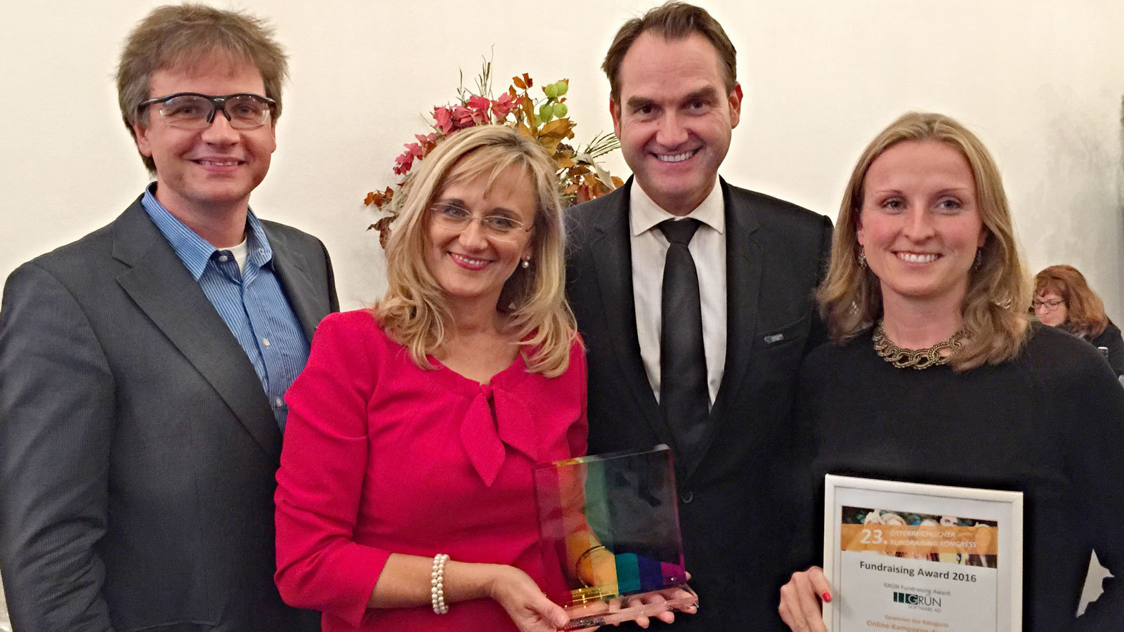 Der GRÜN Fundraising Award 2016 wurde für die beste Online-Kampagne des Jahres an die Universität Graz verliehen. Beatrice Weinelt (2.v.l.) nahm den Preis aus den Händen von Klaus Schwarz (links) und Dr. Oliver Grün (3. v.l.) entgegen.