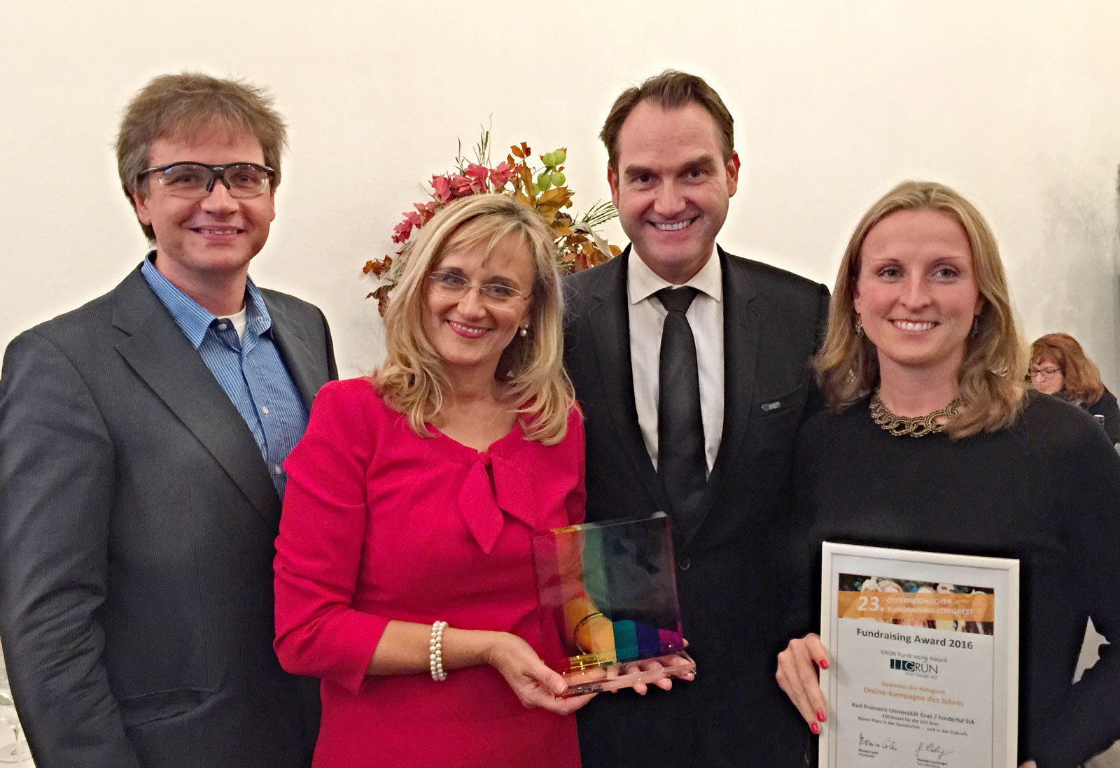 Der GRÜN Fundraising Award 2016 wurde für die beste Online-Kampagne des Jahres an die Universität Graz verliehen. Beatrice Weinelt (2.v.l.) nahm den Preis aus den Händen von Klaus Schwarz (links) und Dr. Oliver Grün (3. v.l.) entgegen.